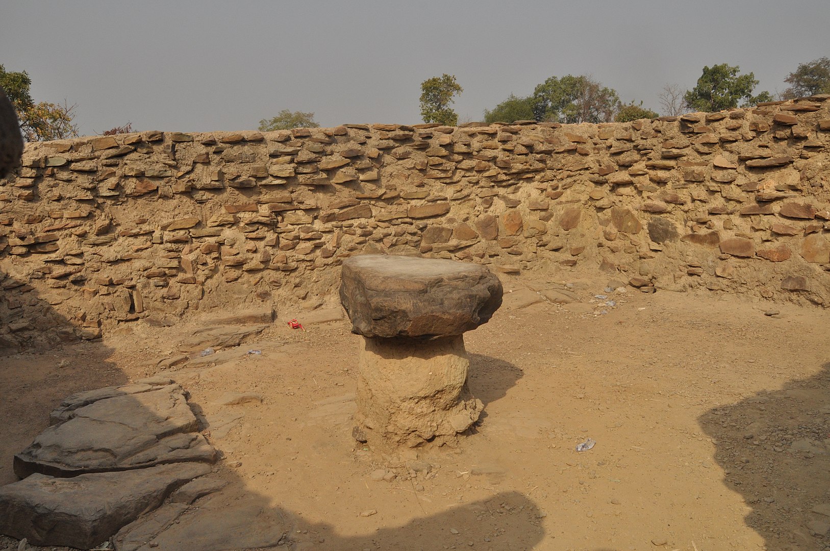 1627px-Mystic_Stone_near_Larabanga_Mosque_Ghana